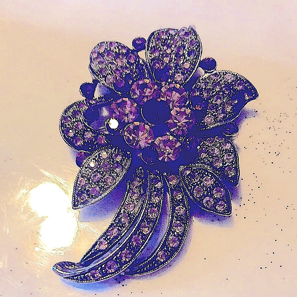 💜Gorgeous Purple Blink! Lavender, Purple and Sliver Rhinestone Brooch.